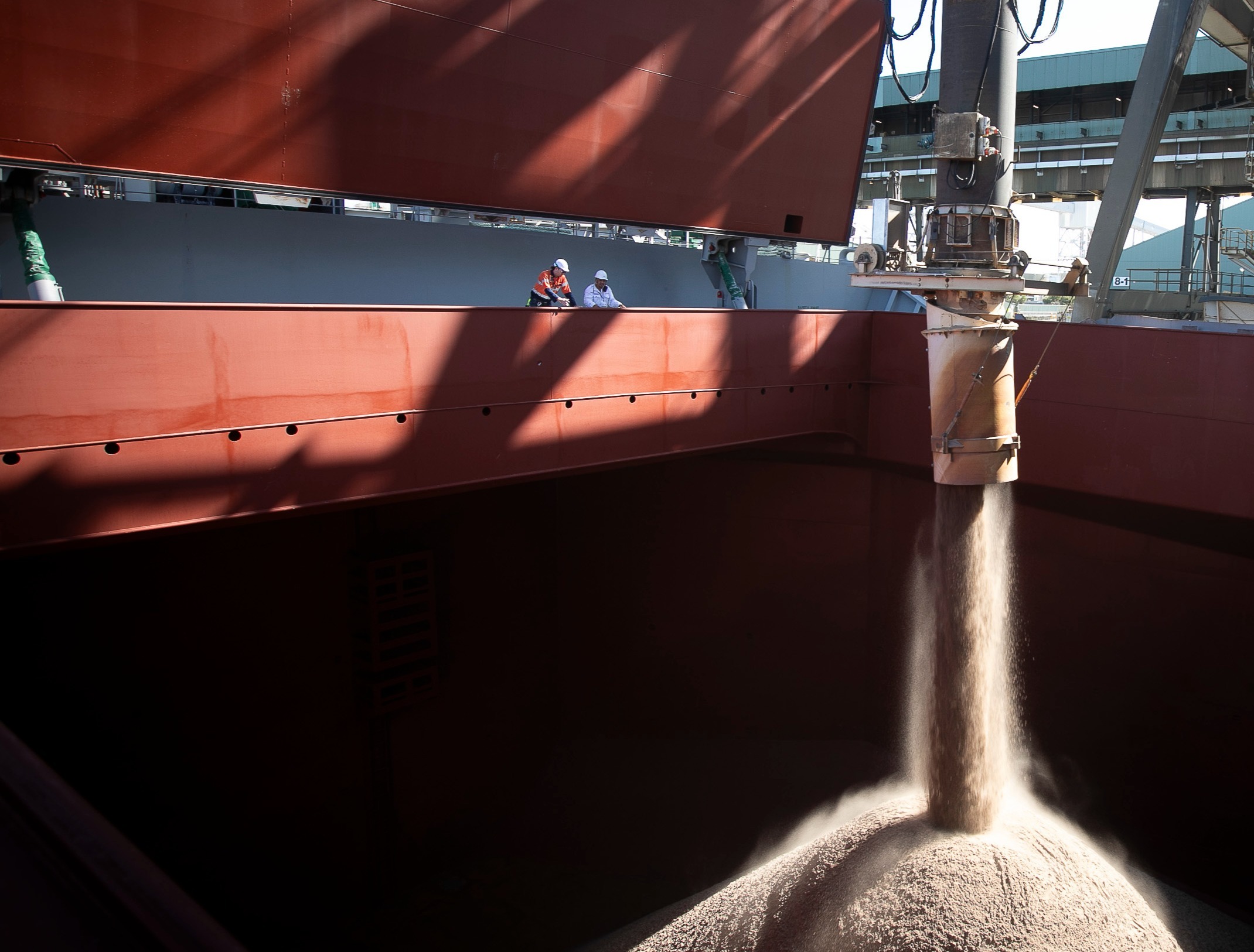 Vessel loading silica sand