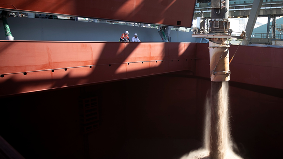Vessel loading silica sand
