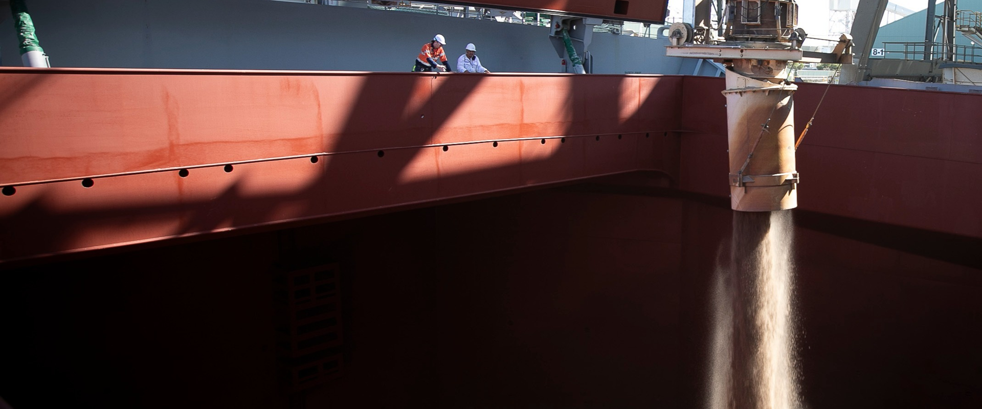 Vessel loading silica sand