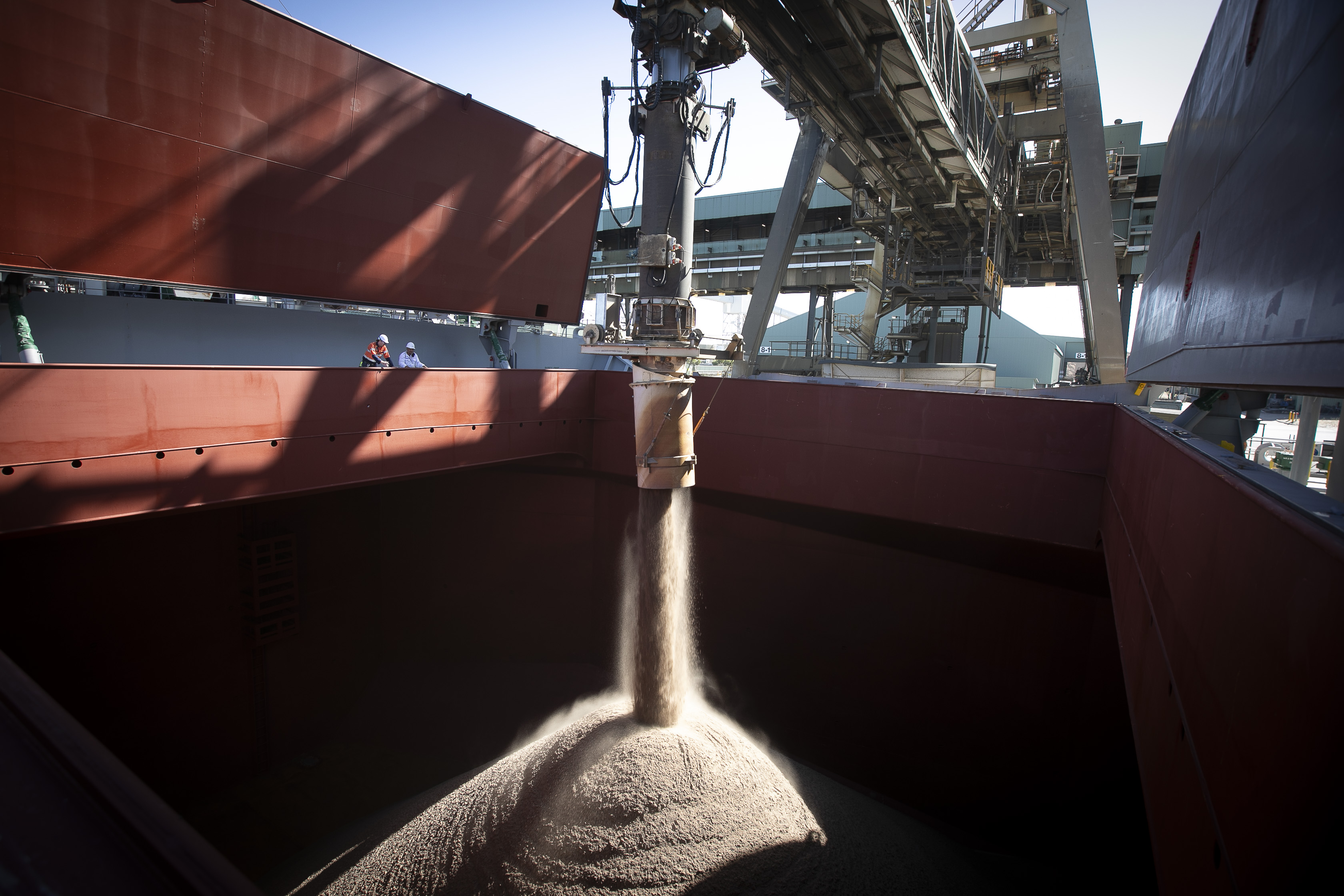 Vessel loading silica sand