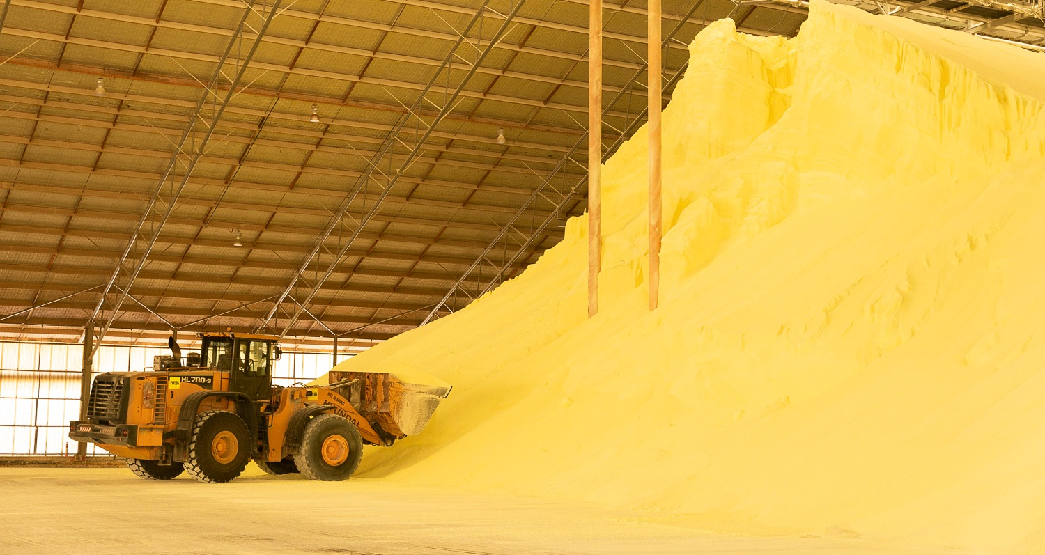 Front end loader with handling sulphur