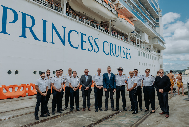 Albany PCCC Chair with City of Albany Mayor, Southern Ports General Manager and Crown Princess crew