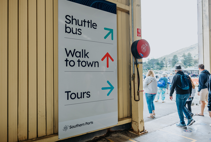 Cruise sign showing bus, walk and tour options