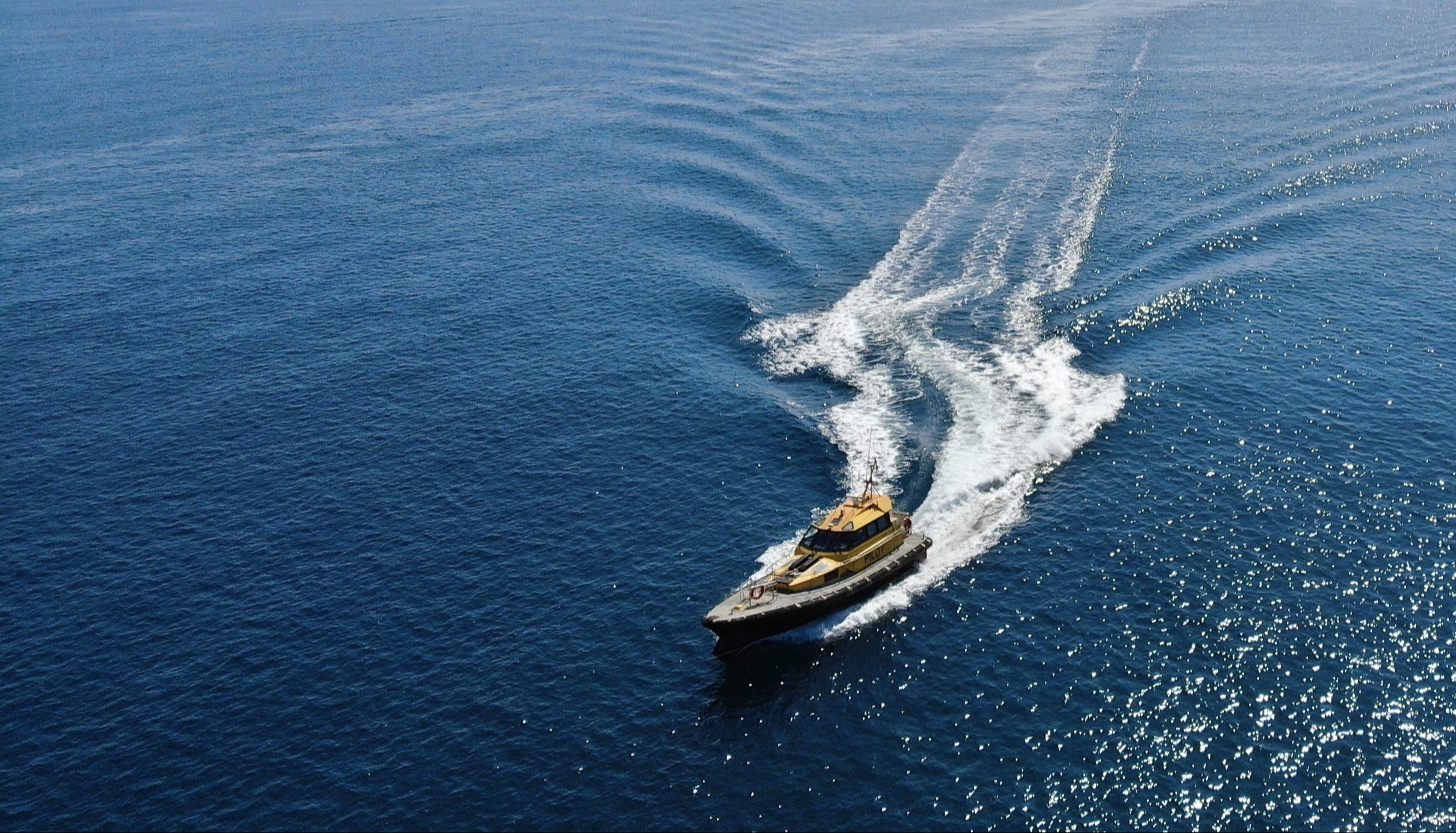 Pilot boat making waves
