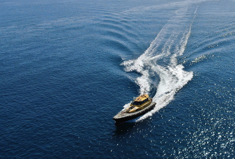 Pilot boat making waves