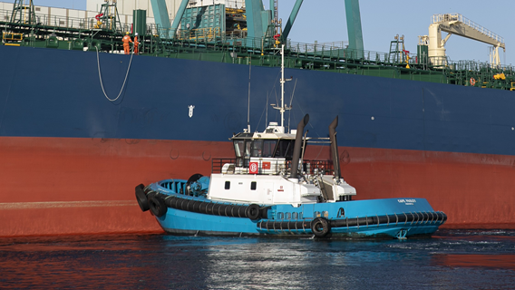 Boluda tug against a vessel
